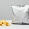 薯片包装袋:充气饱满的袋体与旁边的一小堆薯片