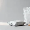 概念图:饼干包装袋的两种形态,卷膜成型枕式袋与预制自立袋并排展示,用于说明饼干包装袋选型