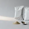 概念图:未印刷的调味粉包装袋与散落的调味粉,用于说明调味粉包装袋封口夹粉的排查